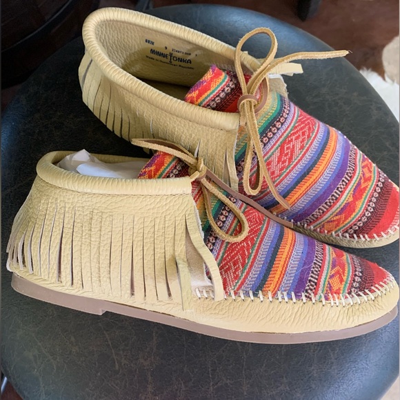 Minnetonka moccasins.Never worn - Picture 2 of 3